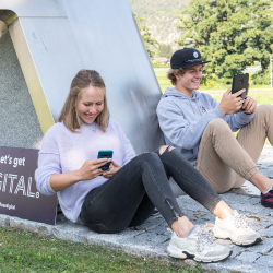 Die digitale Lern-App holt die Jugendlichen dort ab, wo sie ohnehin unterwegs sind, nämlich online. Die beiden Nachwuchs-Schisportler und Stams-Schüler Tobias Pittracher und Victoria Pittracher.