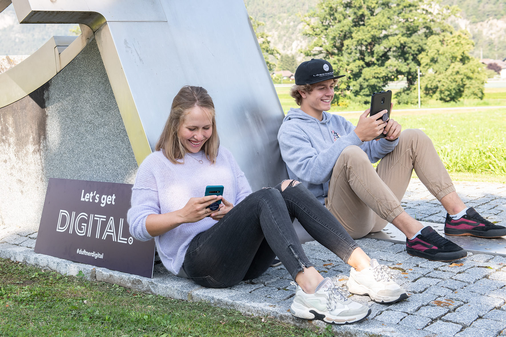 Die digitale Lern-App holt die Jugendlichen dort ab, wo sie ohnehin unterwegs sind, nämlich online. Die beiden Nachwuchs-Schisportler und Stams-Schüler Tobias Pittracher und Victoria Pittracher.