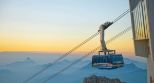 Einmal mit der Tiroler Zugspitzbahn auf den Gipfel der Zugspitze zu gondeln, gehört zu den Highlights der ErlebnisCard Tirol.
