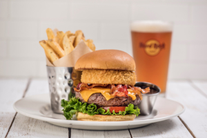 Auch Gastro-Angebote können mit der ErlebnisCard Tirol 1+1 gratis genossen werden, wie zum Beispiel ein Burger im Hard Rock Cafe in Innsbruck.