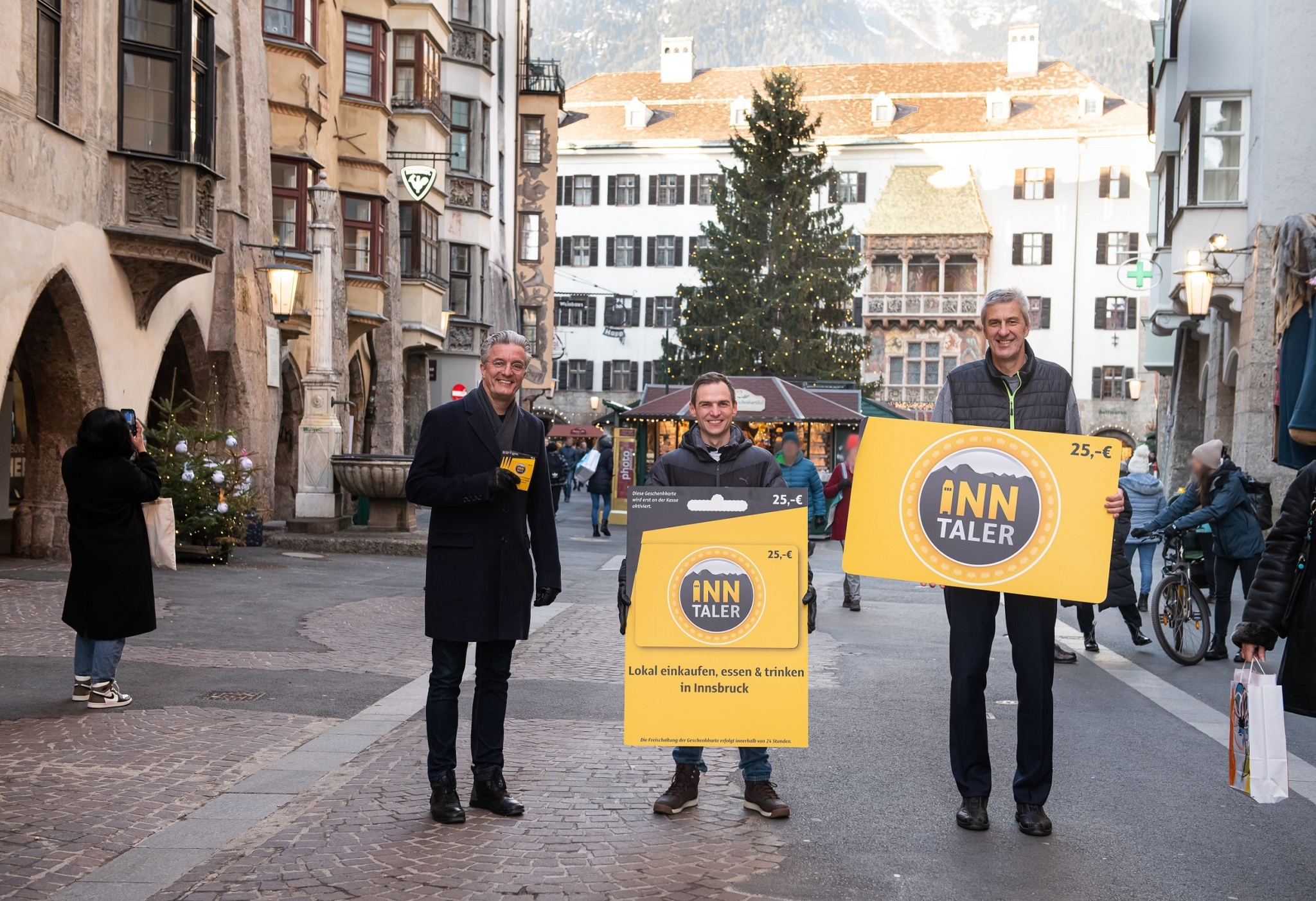 Michael Perger, Obmann des Innsbrucker Zentrumsvereins, Patrick Pixner, Geschäftsführer der Inn-Taler GmbH und Johannes Haid, Vorstand der Hypo Tirol Bank freuen sich über die Erfolgsgeschichte Inn-Taler und darüber, dass viele Firmen zu Weihnachten Inn-Taler an die Belegschaft verschenken.
