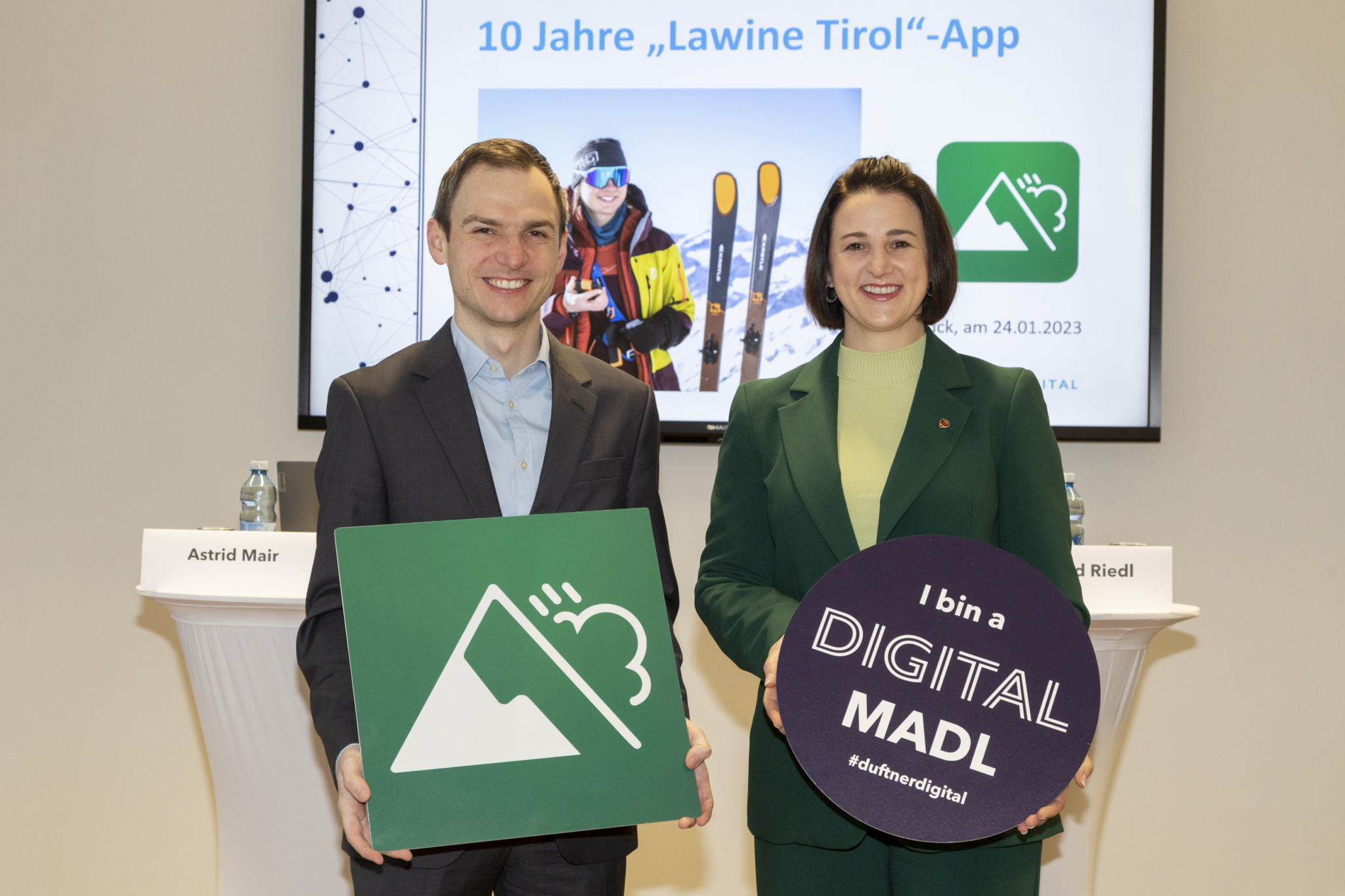 Patrick Pixner, CEO duftner.digital, und Sicherheitslandesrätin Astrid Mair wissen es: Digitale Sicherheitsmaßnahmen gewinnen an Bedeutung – so auch die „Lawine Tirol“-App, die zur Vorbereitung im alpinen Gelände dient.