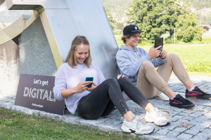 Die digitale Lern-App holt die Jugendlichen dort ab, wo sie ohnehin unterwegs sind, nämlich online. Die beiden Nachwuchs-Schisportler und Stams-Schüler Tobias Pittracher und Victoria Pittracher.