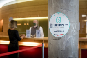 Die kostenlose „Safe Service® Tirol“-Initiative bietet den Betrieben auch Kommunikationsmittel, um sich mit Zertifikat und Sticker sichtbar nach außen als verantwortungsvoller Gastgeber zu positionieren.