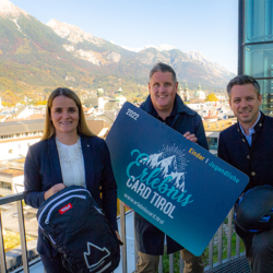 Patricia Sepetavc, Geschäftsführerin SPAR Tirol und Salzburg, Dieter Duftner, CEO duftner.digital group und Florian Phleps, Geschäftsführer Tirol Werbung freuen sich über die neue ErlebnisCard Tirol.