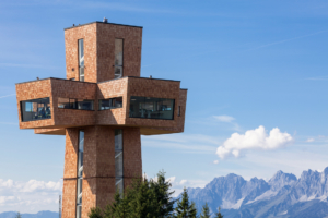 Erreichbar mit der Bergbahn Buchensteinwand im Pillerseetal, ist das Jakobskreuz sommers wie winters einen Besuch wert. Im Winter lässt sich’s perfekt mit einem Skitag kombinieren.