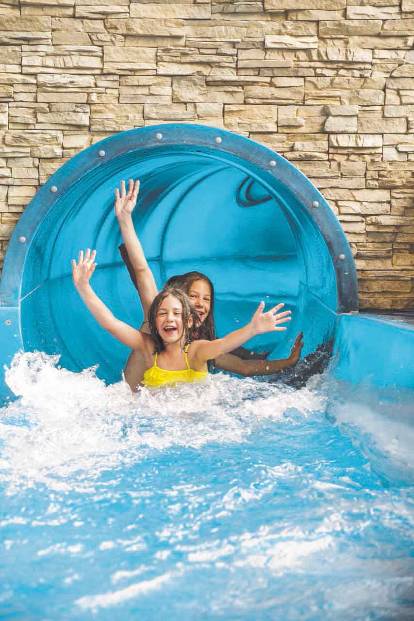 Ob im Winter oder im Sommer, ein Badetag im Alpenbad Leutasch macht großen und kleinen Wasserratten Spaß.