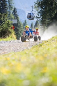 Eines der drei ErlebnisCard Tirol Erlebnisse der Muttereralm, welches insbesondere für Familien mit größeren Kindern interessant ist, ist eine rasante Fahrt mit dem Mountain Cart. Darüber hinaus ist ein Skitag und eine Drei-Stunden-Karte für den Bikepark Innsbruck in der ErlebnisCard Tirol inkludiert.