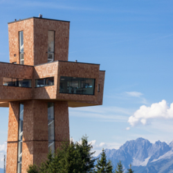 Erreichbar mit der Bergbahn Buchensteinwand im Pillerseetal, ist das Jakobskreuz sommers wie winters einen Besuch wert. Im Winter ermöglichen dir die ErlebnisCard Tirol und das Skigebiet Buchensteinwand einen 1+1 gratis Skitag für dich und deine Begleitung.