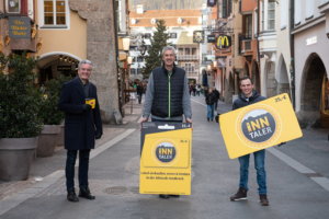 Michael Perger, Obmann des Innsbrucker Zentrumsvereins, Johannes Haid, Vorstand der Hypo Tirol und Patrick Pixner, Geschäftsführer der Inn-Taler GmbH freuen sich über die Erfolgsgeschichte Inn-Taler