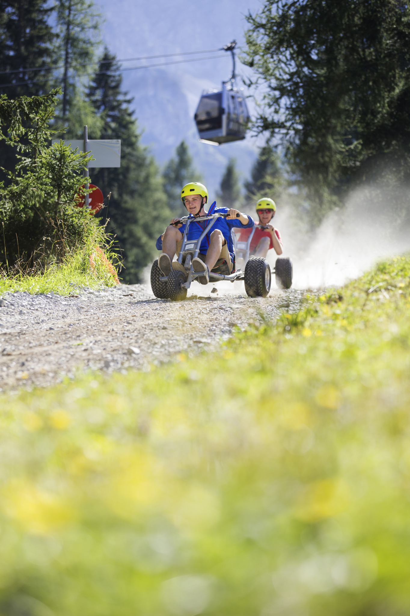Eines der drei ErlebnisCard Tirol Erlebnisse der Muttereralm, welches insbesondere für Familien mit größeren Kindern interessant ist, ist eine rasante Fahrt mit dem Mountain Cart. Darüber hinaus ist ein Skitag und eine Drei-Stunden-Karte für den Bikepark Innsbruck in der ErlebnisCard Tirol inkludiert.
