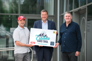 Partner der ErlebnisCard Tirol (v. l.): Alex Pointner, ehemaliger ÖSV-Coach und Botschafter der ErlebnisCard Tirol, Thomas Wass, stv. Vorstandsvorsitzender der RLB Tirol und Dieter Duftner, CEO duftner.digital und Mastermind der ErlebnisCard Tirol