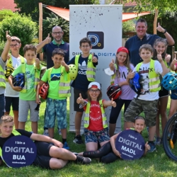 Digitaler Lernerfolg: duftner.digital-CEO Dieter Duftner (r.) und JRK-Tirol-Landesgeschäftsführer Philipp Schumacher (l.) freuen sich gemeinsam mit den Schü-ler:innen über die erfolgreich bestandene Radfahrprüfung.