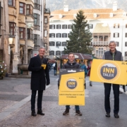 Michael Perger, Obmann des Innsbrucker Zentrumsvereins, Patrick Pixner, Geschäftsführer der Inn-Taler GmbH und Johannes Haid, Vorstand der Hypo Tirol Bank freuen sich über die Erfolgsgeschichte Inn-Taler und darüber, dass viele Firmen zu Weihnachten Inn-Taler an die Belegschaft verschenken.