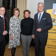 Starkes Gutscheinsystem Inn-Taler (v. l.): Patrick Pixner, GF der Inn-Taler GmbH, Stadträtin Christine Oppitz-Plörer, Heike Kiesling, GF Innsbruck Marketing, und Michael Perger, Obmann des Zentrumsvereins beim Treffen im Alten Rathaussaal.