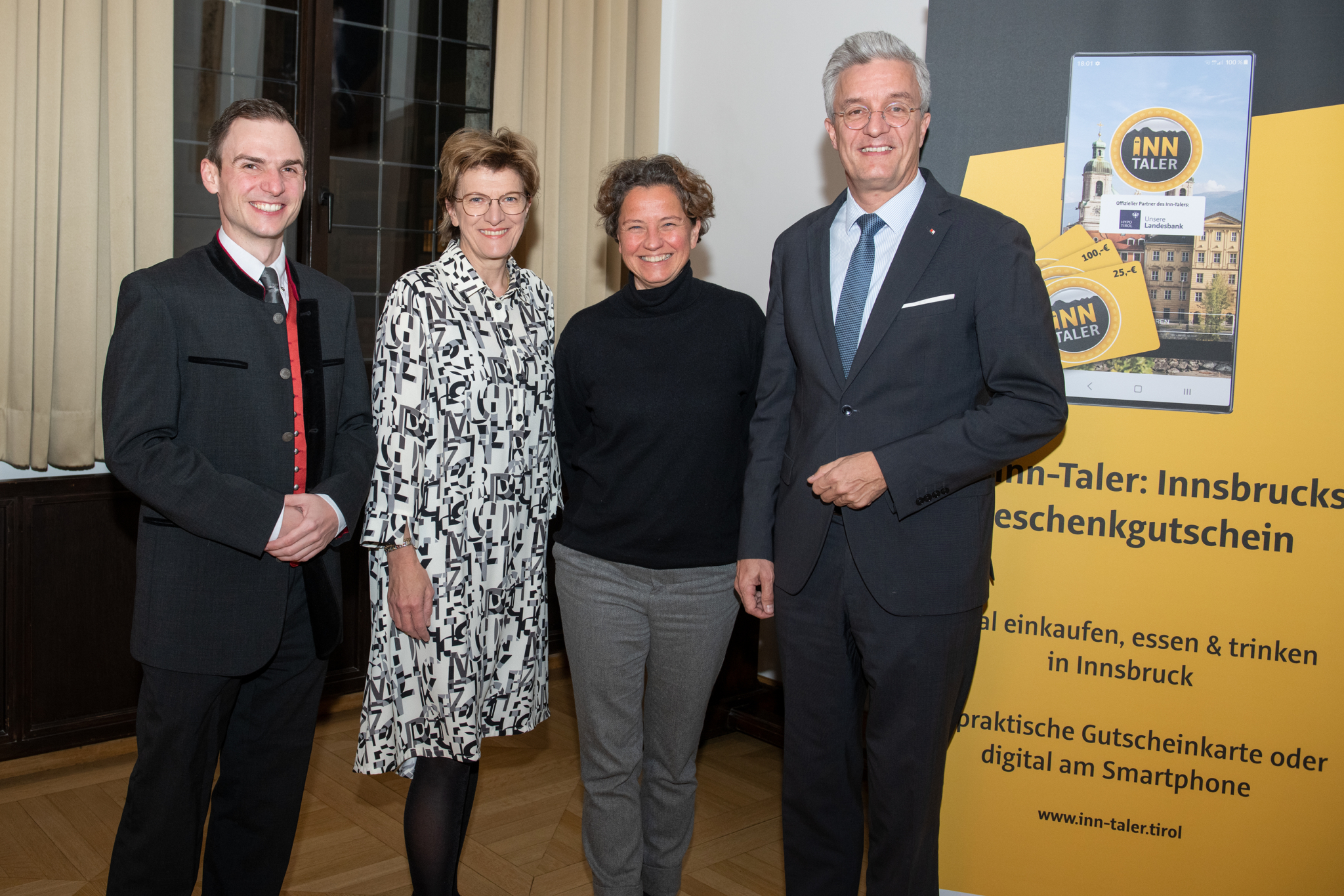 Starkes Gutscheinsystem Inn-Taler (v. l.): Patrick Pixner, GF der Inn-Taler GmbH, Stadträtin Christine Oppitz-Plörer, Heike Kiesling, GF Innsbruck Marketing, und Michael Perger, Obmann des Zentrumsvereins beim Treffen im Alten Rathaussaal.