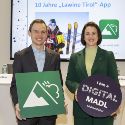 Patrick Pixner, CEO duftner.digital, und Sicherheitslandesrätin Astrid Mair wissen es: Digitale Sicherheitsmaßnahmen gewinnen an Bedeutung – so auch die „Lawine Tirol“-App, die zur Vorbereitung im alpinen Gelände dient.