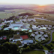 Neu an Bord als Einlösepartner der ErlebnisCard Oberösterreich: Die Therme Geinberg bietet das 4-Stunden-Vormittagsticket „Midweek“ mit Check-In zwischen 8.00 und 9.00 Uhr zum 1+1-gratis-Tarif.